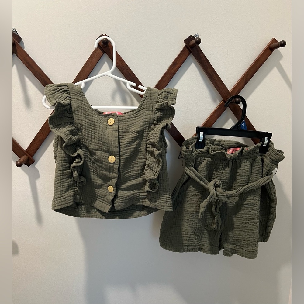 Girls outfit Green Ruffled Top and Shorts Set size 10/12